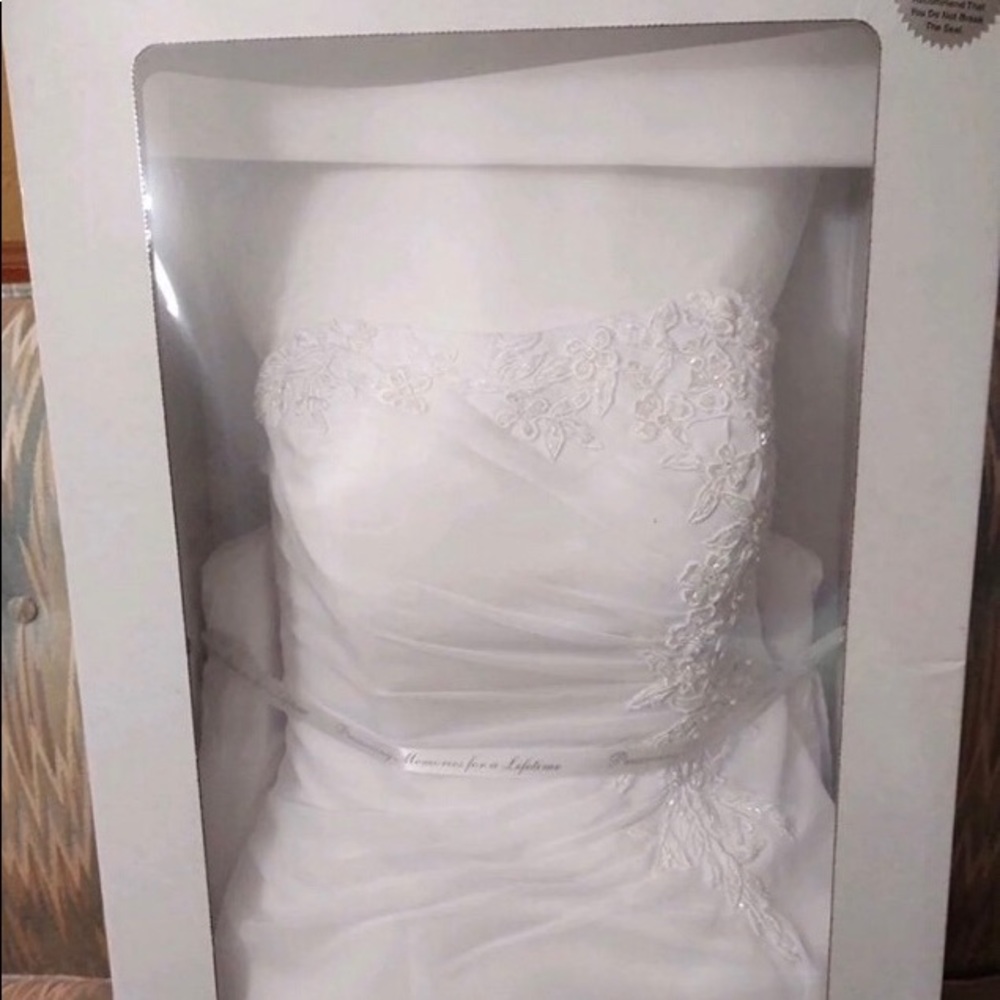 MAKE OFFER  Davids Bridal Strapless Wedding Gown